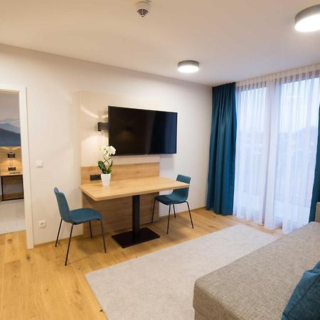 Leo Apartments Миезбах Екстериор снимка