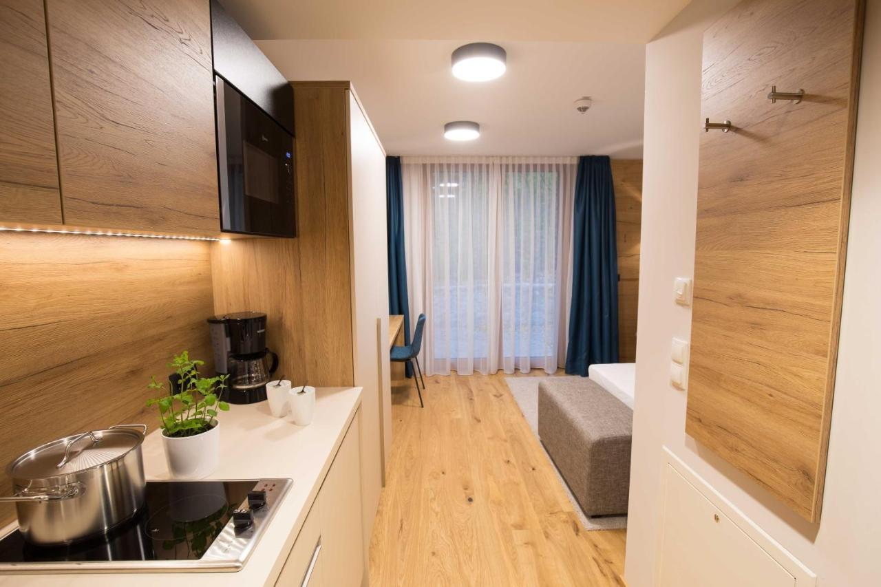 Leo Apartments Миезбах Екстериор снимка