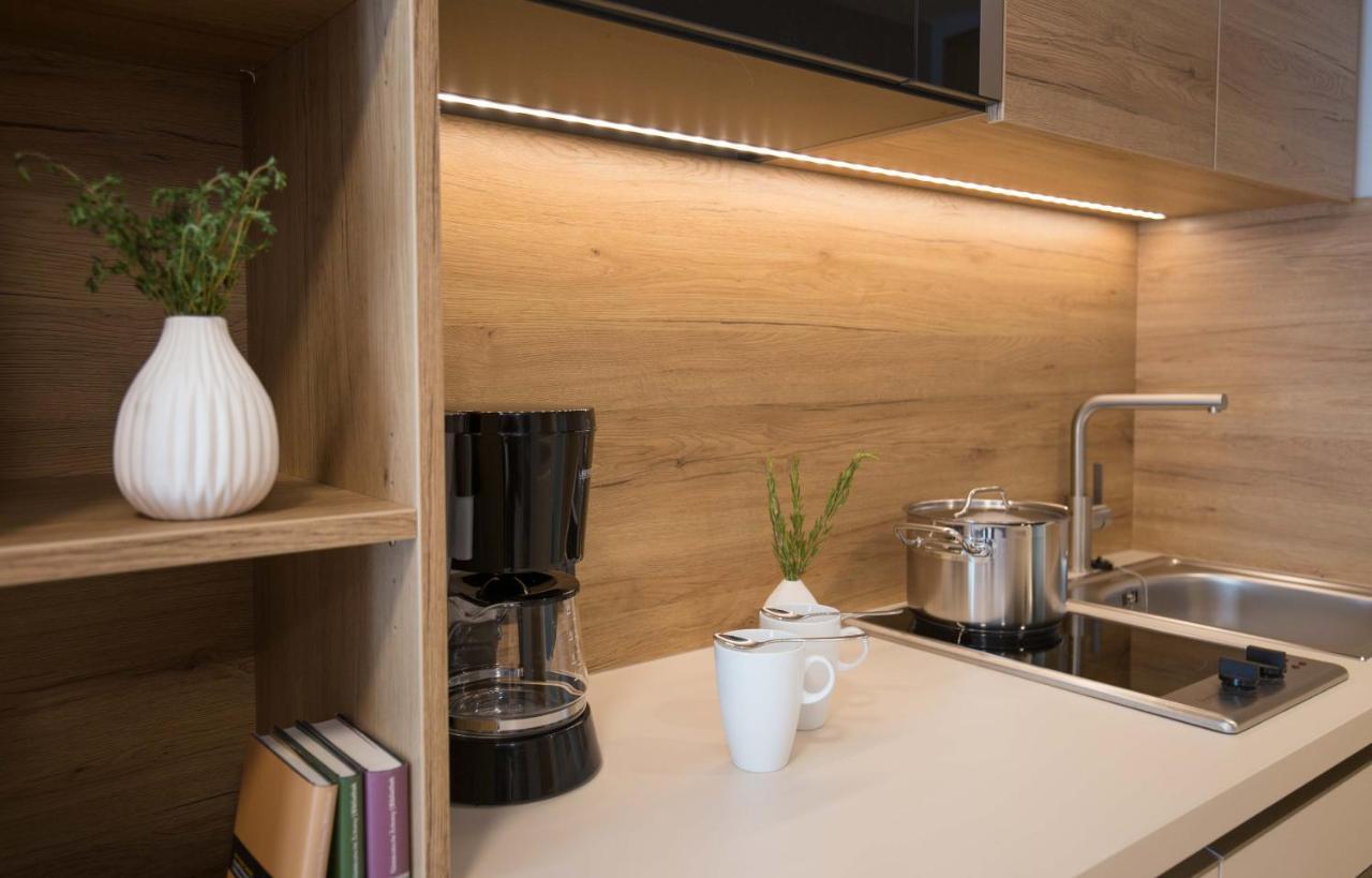 Leo Apartments Миезбах Екстериор снимка